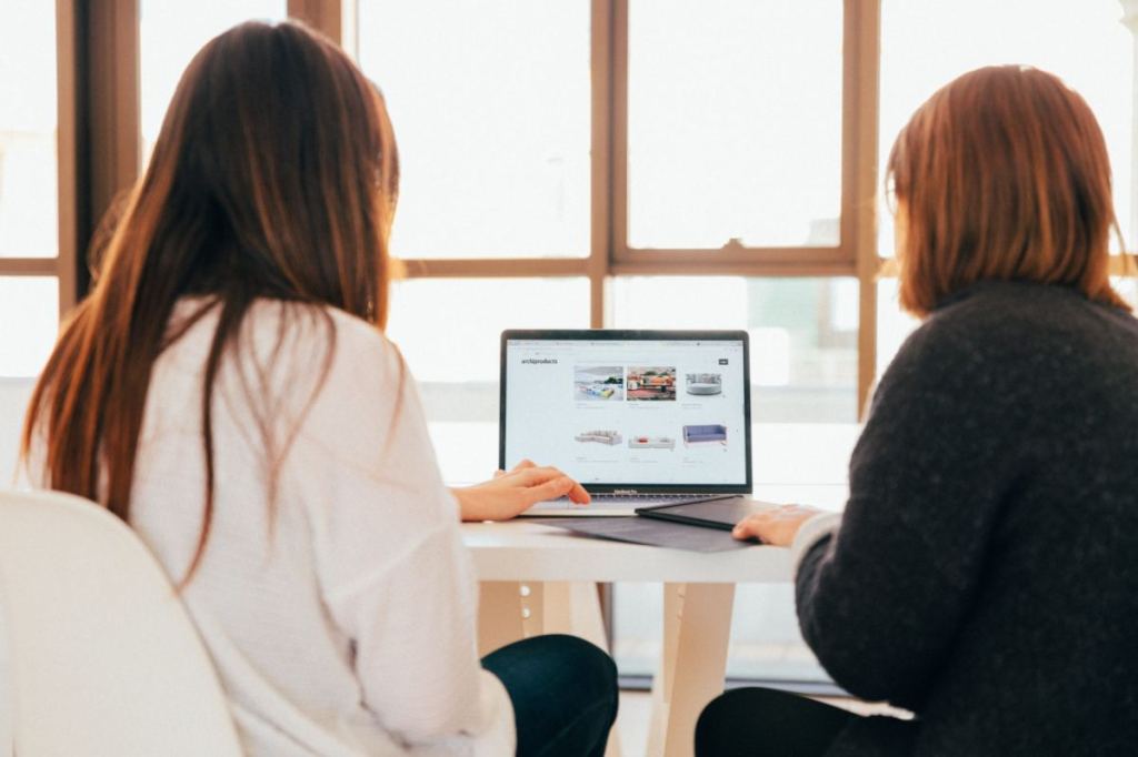What Internal L&D Teams Can Learn from Customer & Partner Education: Insights on Learning Management Systems